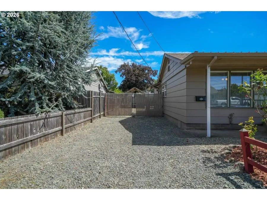 830 S 7th St, Cottage Grove, OR 97424 - #2