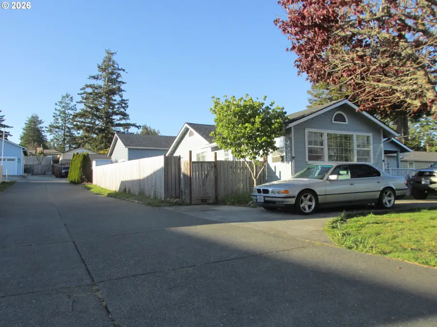 910 Easy St, Brookings, OR 97415 - #3