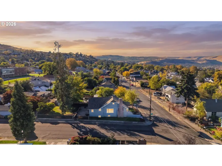 1218 E 11th St, The Dalles, OR 97058 - #2