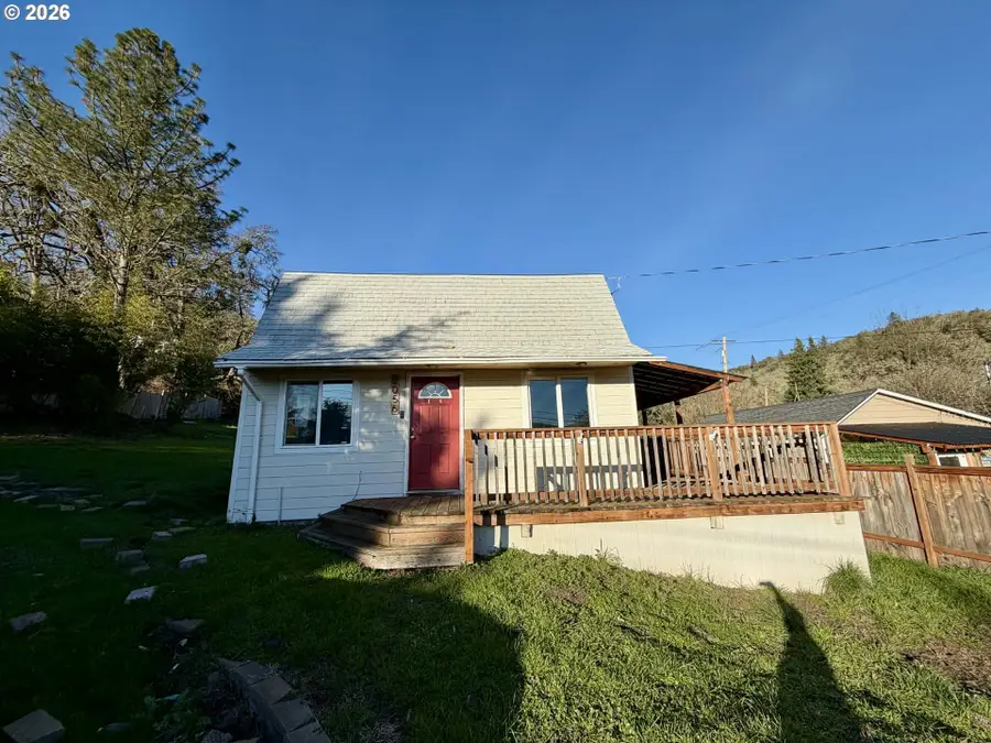 2056 NE Oswego Ave, Roseburg, OR 97470 - #2