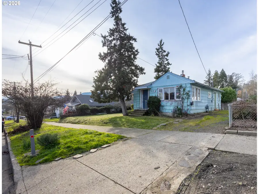 764 NE Nash St, Roseburg, OR 97470 - Image #2