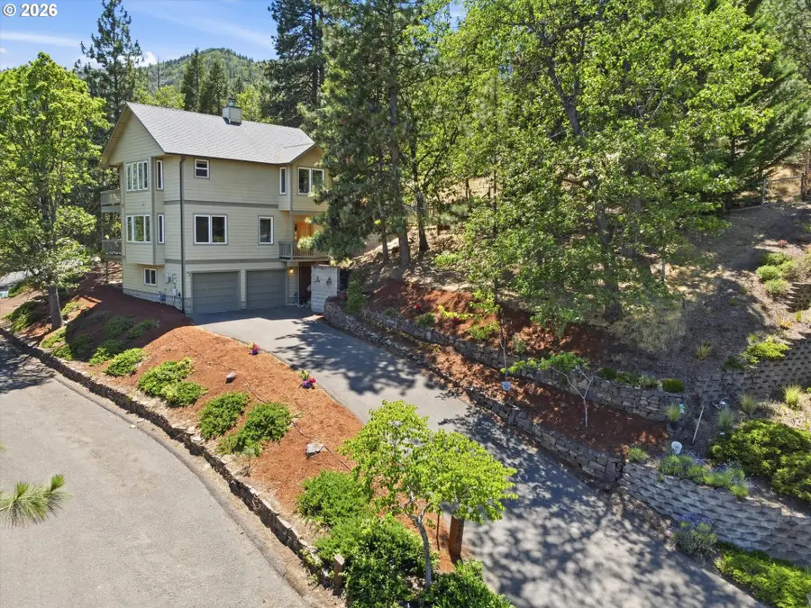 215 Piedmont Dr, Ashland, OR 97520 - #2