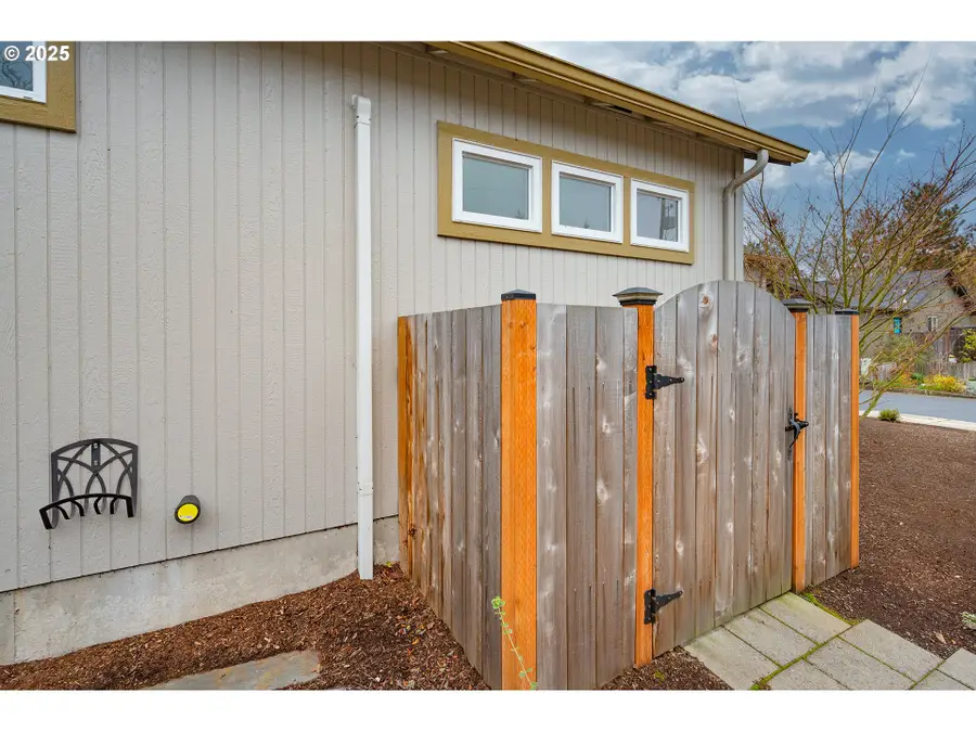 3023 Hummingbird Ln, Eugene, OR 97405 - Image #3