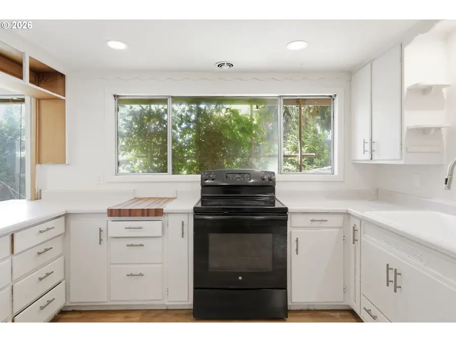 605 Kourt Dr, Eugene, OR 97404 - #2