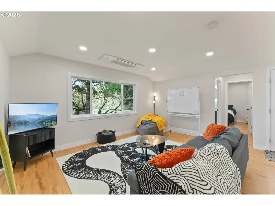 1303 SE Strong Ave, Roseburg, OR 97470 - Image #3