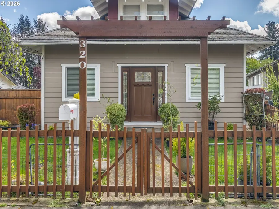 320 Gatch St, Woodburn, OR 97071 - #2