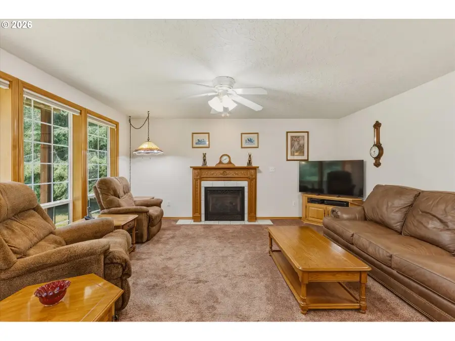 558 Spruce Creek Rd, Longview, WA 98632 - #3