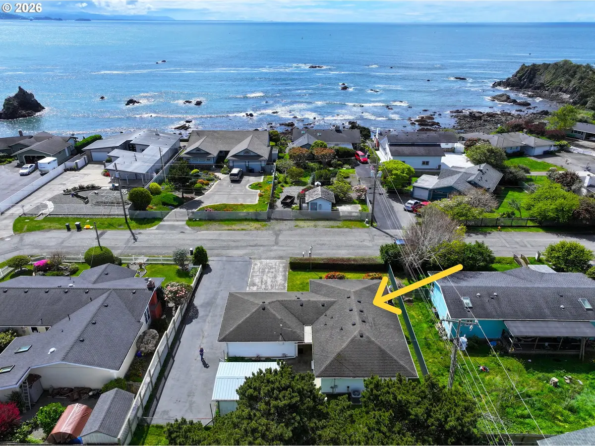 422 Buena Vista Loop, Brookings, OR 97415 - #1