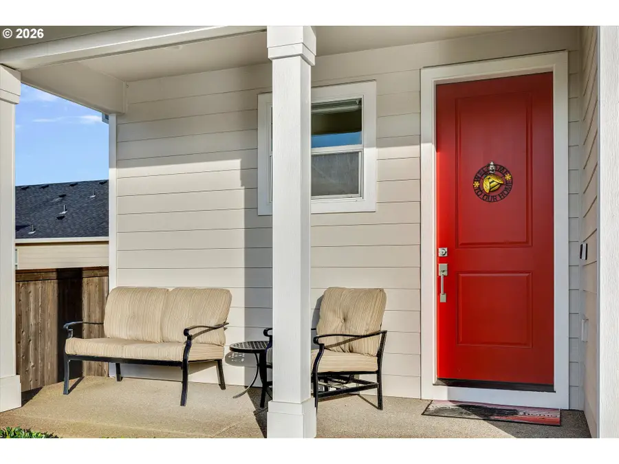 282 W 17th St, Lafayette, OR 97127 - #3