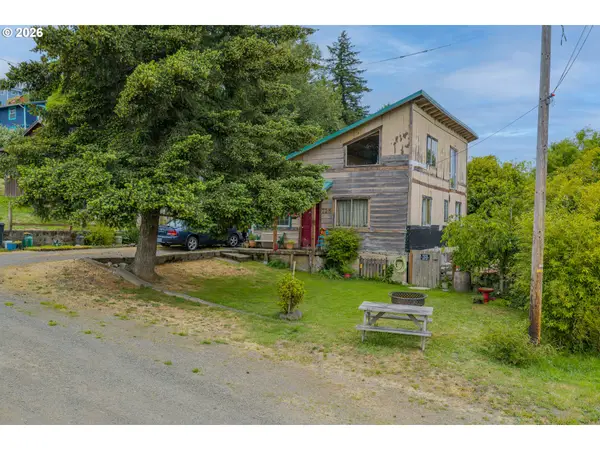 725 B St, MyrtlePoint, OR 97458