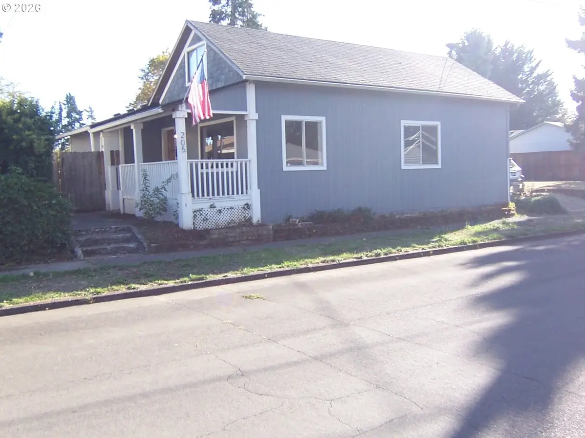205 W Fairfield St, Gladstone, OR 97027 - #1