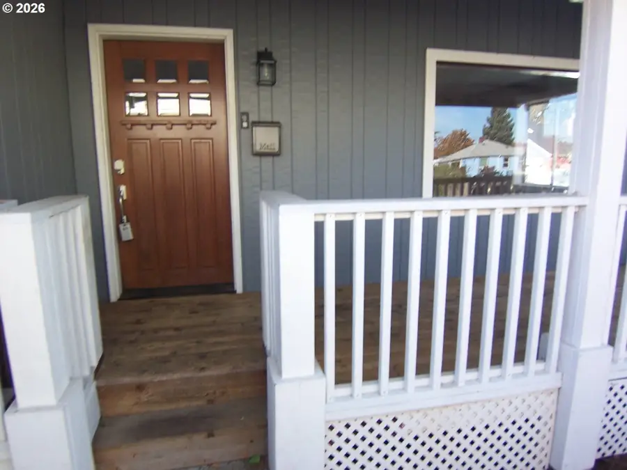 205 W Fairfield St, Gladstone, OR 97027 - #2