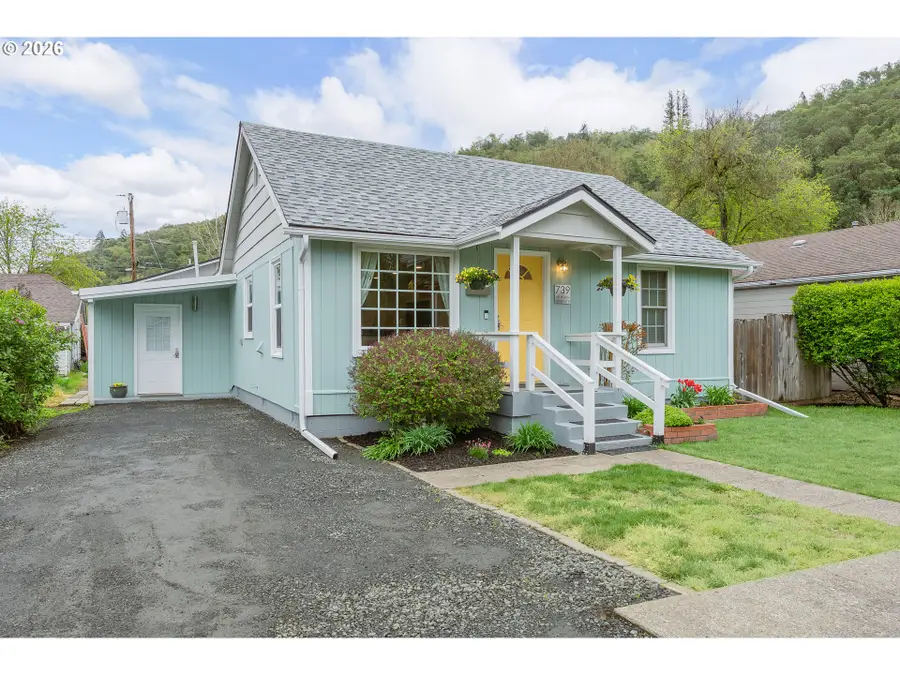 739 W Wharton St, Roseburg, OR 97471 - #3