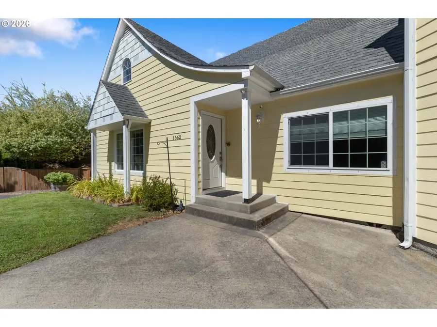 1562 NW Calkins Ave, Roseburg, OR 97471 - #3