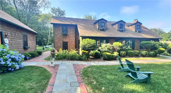 66 Essex Manor Lane, North Kingstown, RI 02874