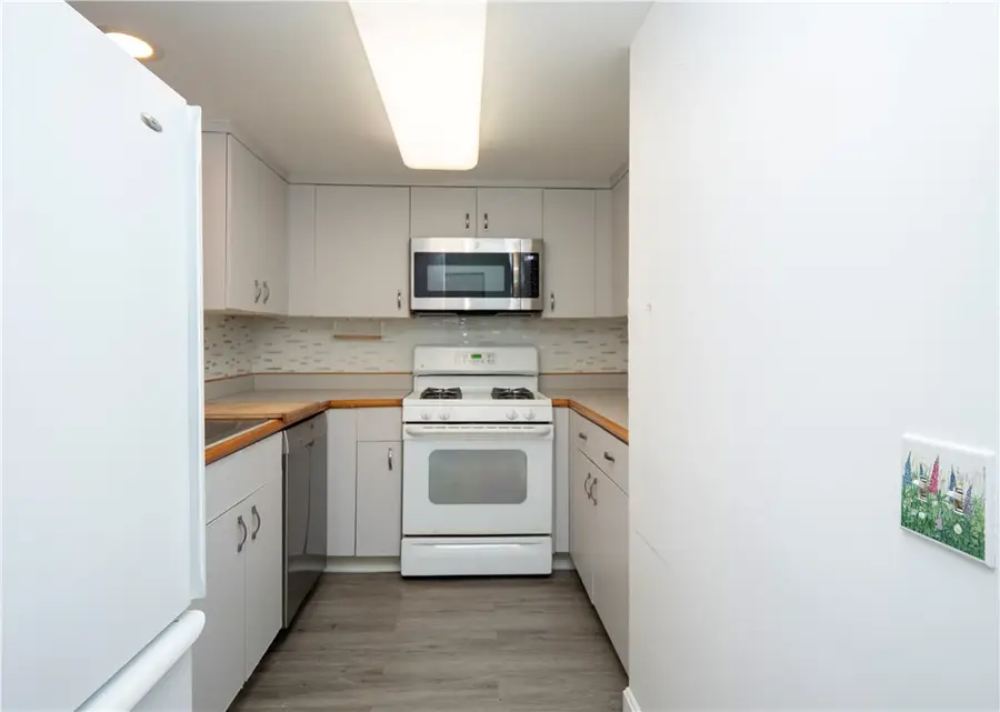 37 Lawton Brook Lane, Portsmouth, RI 02871 - Image #3