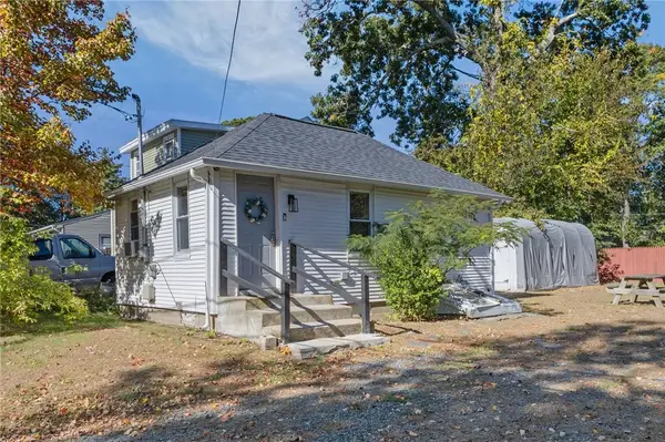 31 Oakhurst Avenue, Warwick, RI 02889