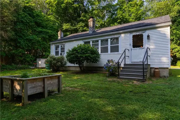 16 Smith Street, Bristol, RI 02890