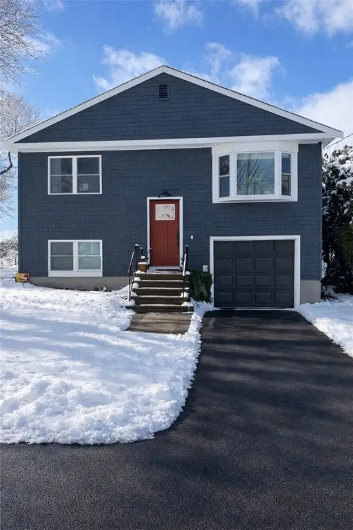 102 Easton Avenue, Portsmouth, RI 02871