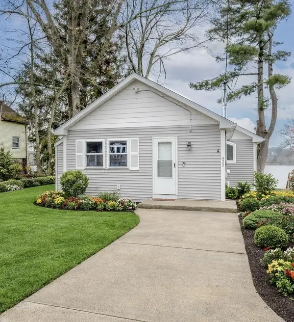 422 Lake Shore Drive, Warwick, RI 02889