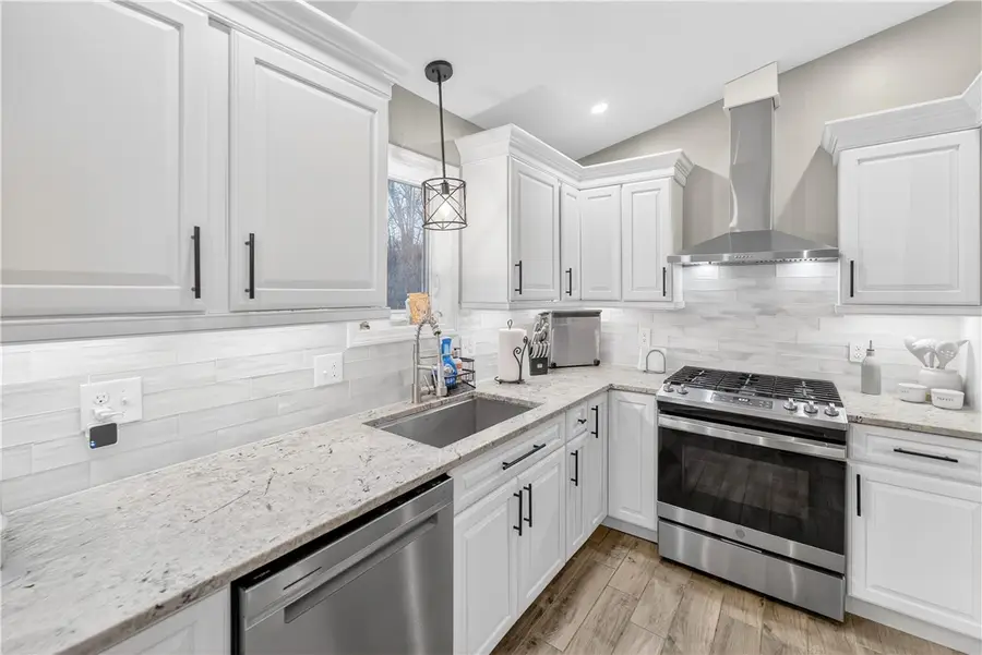 82 Mohawk Trail, Cranston, RI 02921 - #3