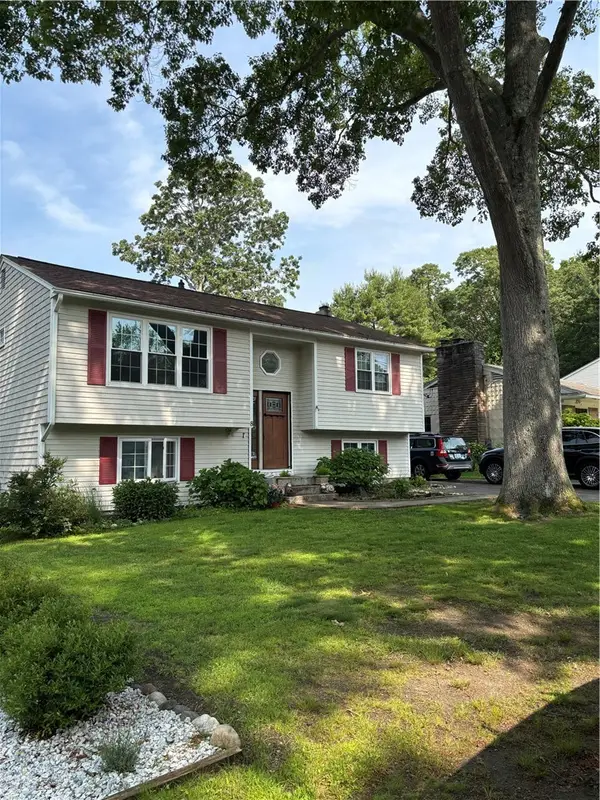 8 Sweet Fern Trail, Narragansett, RI 02874