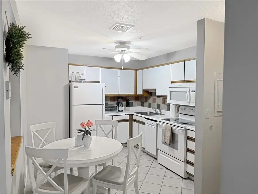 728 Beverage Hill Avenue #6, Pawtucket, RI 02861 - #2