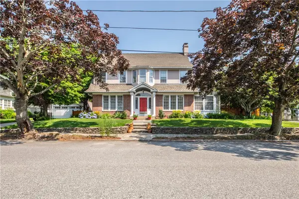 33 Sefton Drive, Cranston, RI 02905