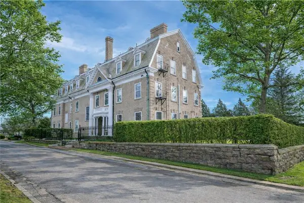 1 Oakwood Terrace #7, Newport, RI 02840