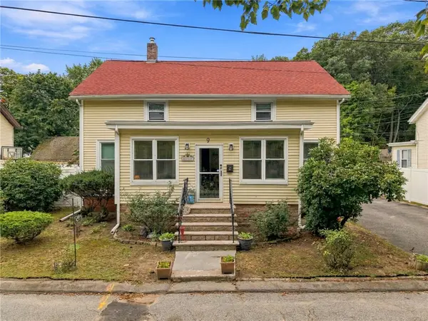 9 Pond Avenue, Lincoln, RI 02865