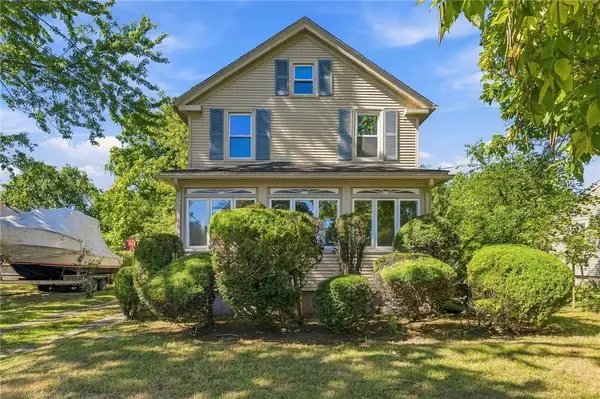11 Tourtelott Avenue, Warwick, RI 02886