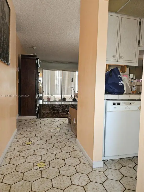 5121 W Oakland Park Boulevard #211, Lauderdale Lakes, FL 33313