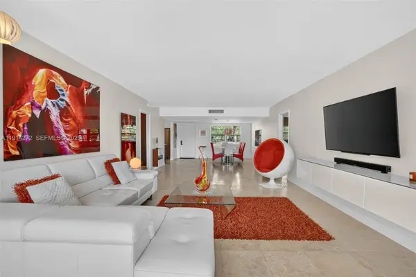 3611 Oaks Clubhouse Drive #202, Pompano Beach, FL 33069
