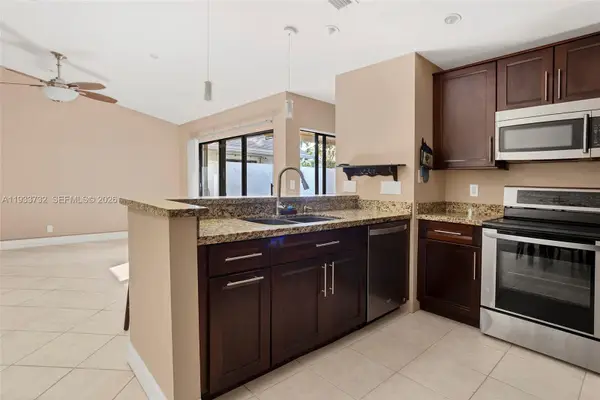 3074 S Oakland Forest Drive #702, Oakland Park, FL 33309