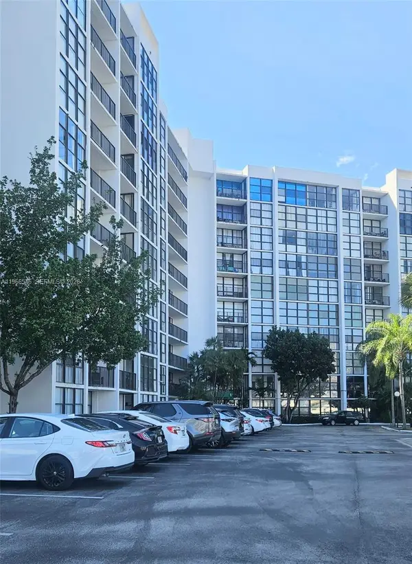 1000 Parkview Drive #605, Hallandale Beach, FL 33009