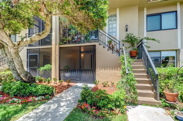302 Lakeview Drive #105, Weston, FL 33326