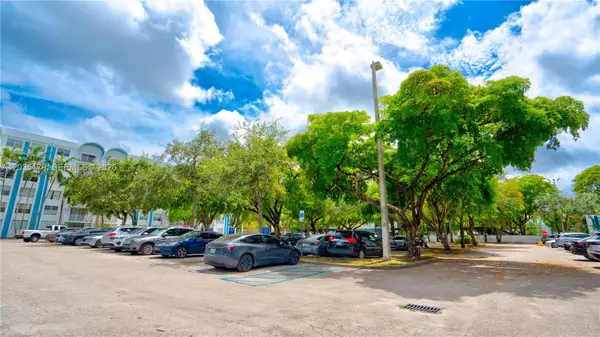 482 NW 165th St Road #A605, Miami, FL 33169