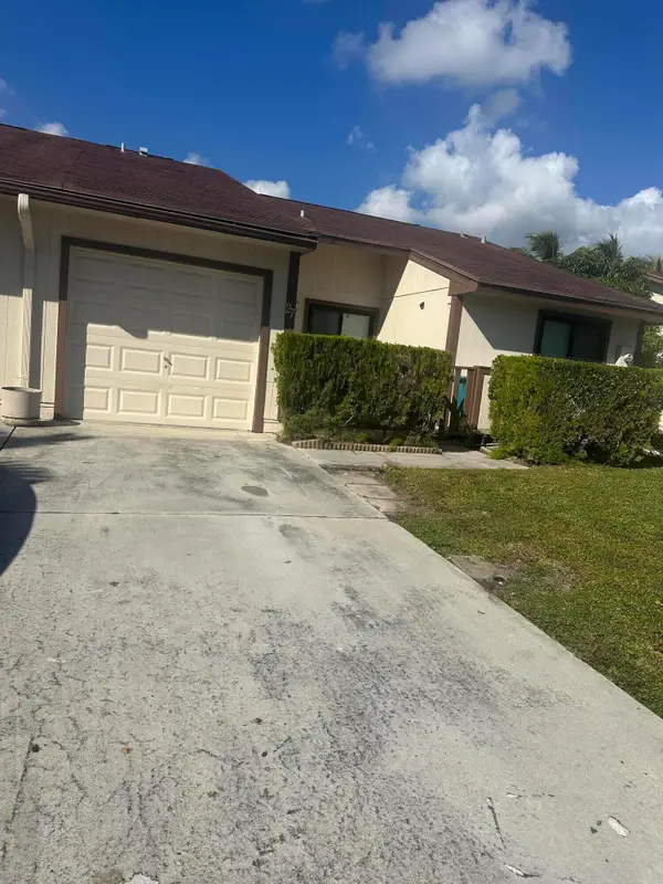 27 Kensington Lane, Boynton Beach, FL 33426