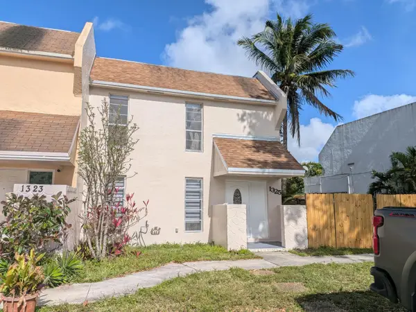 1325 Silverado #1325, North Lauderdale, FL 33068