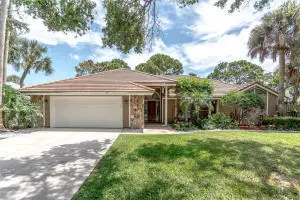 18654 Lake Bend Drive, Jupiter, FL 33458