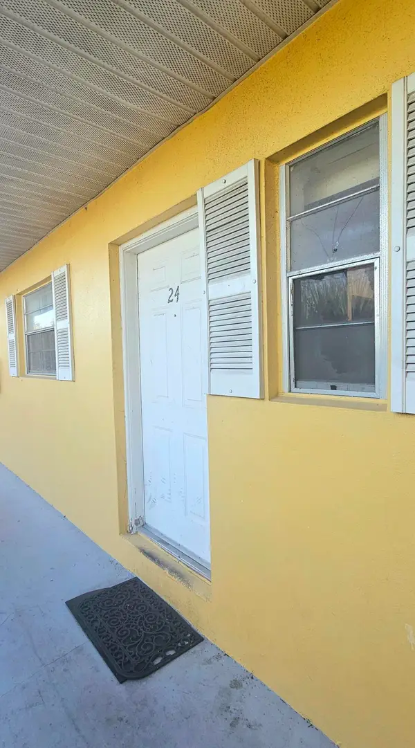 1505 Crescent Circle #B24, West Palm Beach, FL 33403