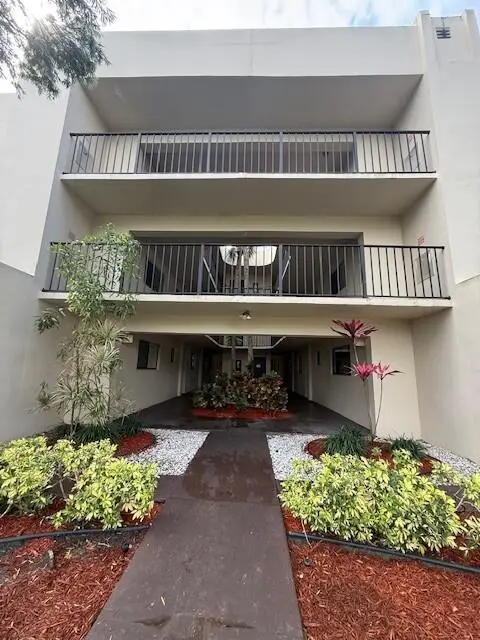 5220 Las Verdes Circle #108, Delray Beach, FL 33484