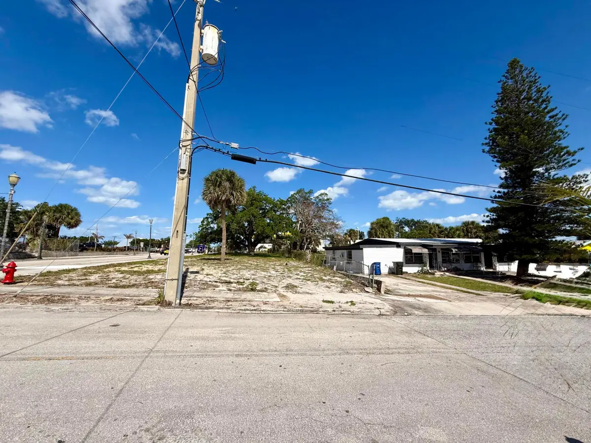 424 N 6th Street, Fort Pierce, FL 34950 - #1