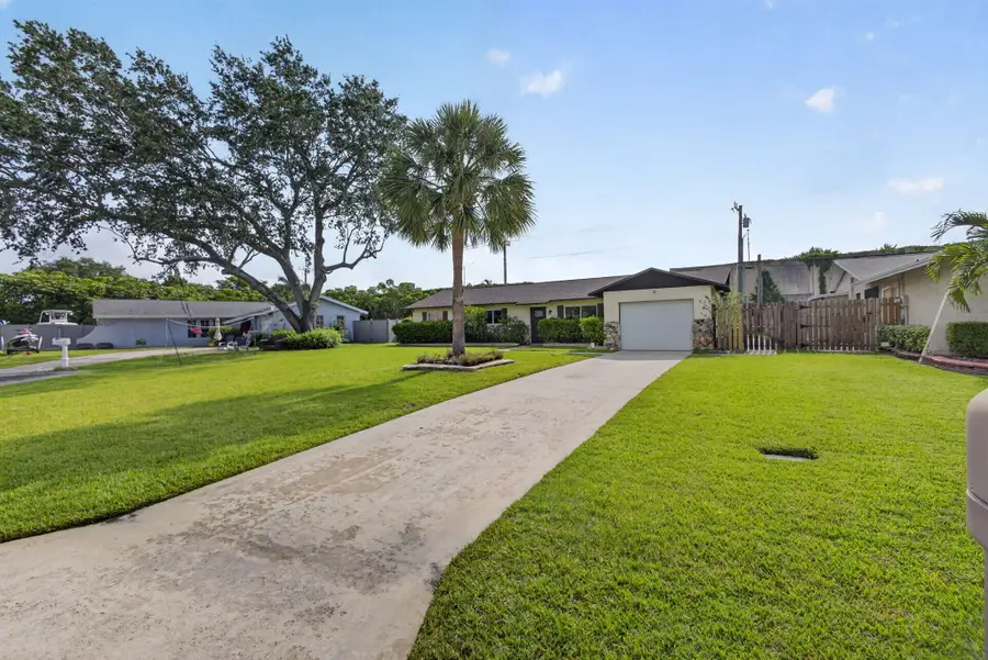 9820 Jonquil Circle N, Palm Beach Gardens, FL 33410 - #3