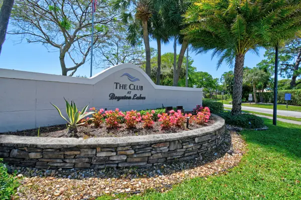 4 Knightsbridge Lane, Boynton Beach, FL 33426