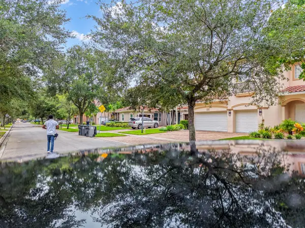 556 Cresta Circle, West Palm Beach, FL 33413