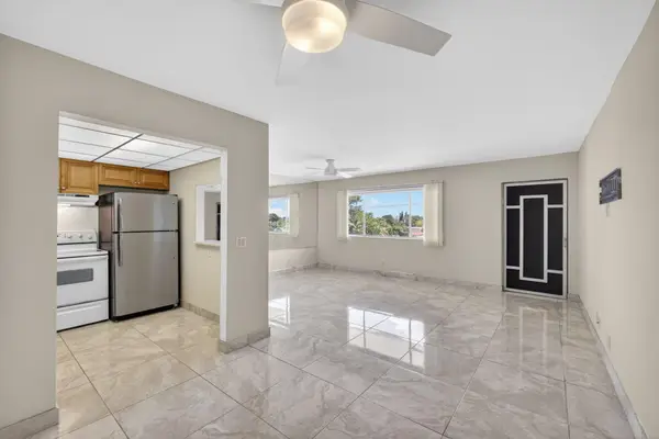 300 S Village Green Cir Circle S #420, Palm Springs, FL 33461