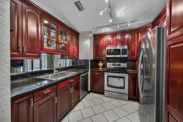 3068 S Oakland Forest Drive #806, Oakland Park, FL 33309