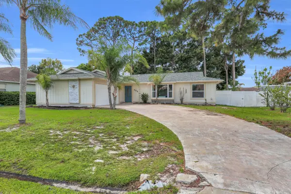 552 SW Eyerly Avenue, Port St Lucie, FL 34983