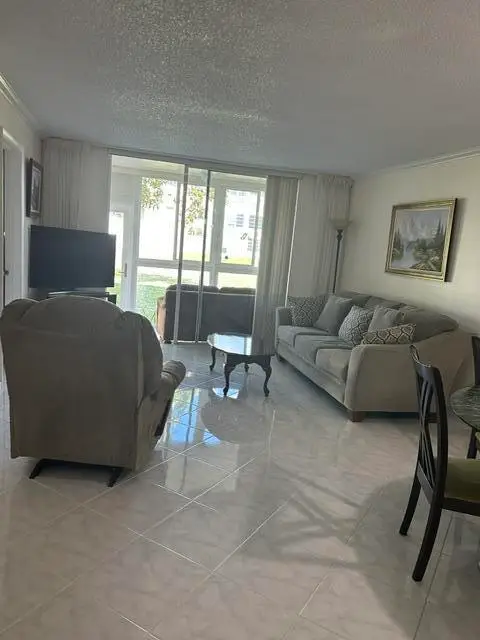 8020 N Sunrise Lakes Drive W #111, Sunrise, FL 33322